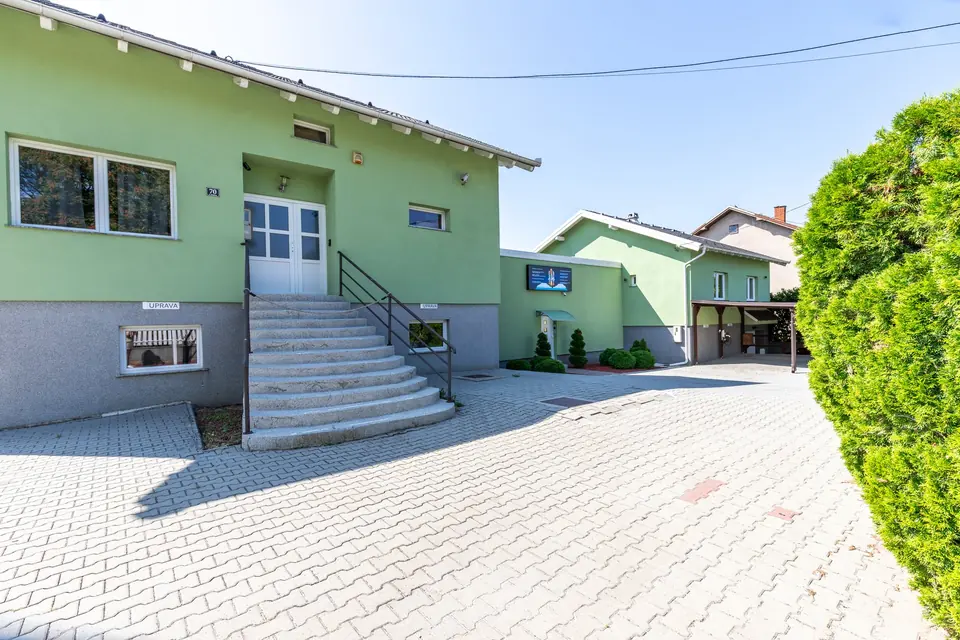 Zelena zgrada Green Officea s ulaznim stubištem i parkiralištem